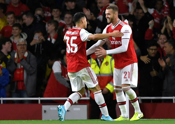   Tiền đạo 18 tuổi Gabriel Martinelli (trái) tỏa sáng với cú đúp bàn thắng cho Arsenal - Ảnh: REUTERS