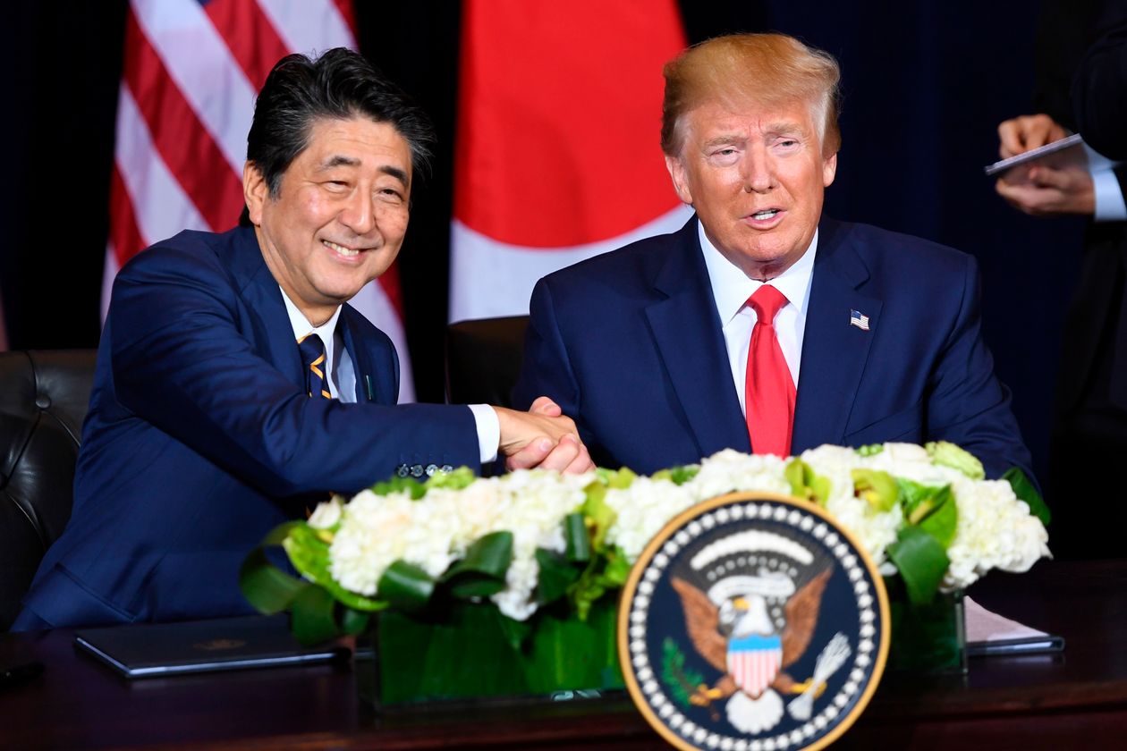 Hai nhà lãnh đạo Mỹ và Nhật Bản bắt tay sau lễ ký kết.