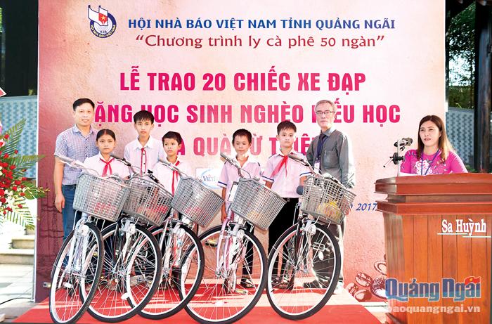 Tặng xe đạp cho học sinh nghèo từ Chương trình “Ly cà phê 50 ngàn”. Ảnh: Đăng Lâm