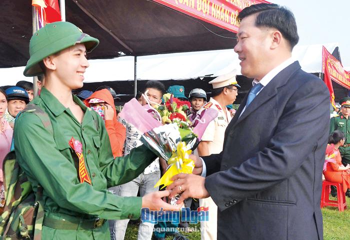 Thanh niên huyện Tư Nghĩa lên đường nhập ngũ năm 2019.