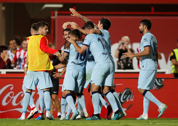   Niềm vui của các cầu thủ Atletico Madrid sau khi ghi bàn vào lưới Mallorca - Ảnh: REUTERS