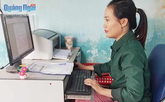 Về làm việc tại HTX Nông nghiệp 1 Bình Chương (Bình Sơn), chị Huỳnh Thị Mỹ Dung đã nhanh chóng tiếp cận, ứng dụng công nghệ thông tin vào công việc chuyên môn.