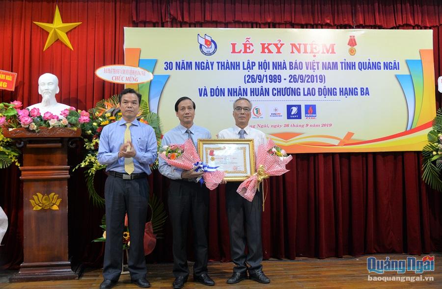 Với những thành tích nổi bật, Hội Nhà báo Việt Nam tỉnh Quảng Ngãi vinh dự đón nhận Huân chương Lao động hạng Ba