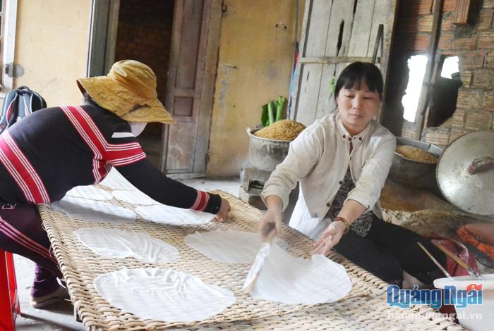 Người dân làng nghề bánh tráng Hành Trung (Nghĩa Hành) rất cần nguồn vốn để phát triển sản xuất.