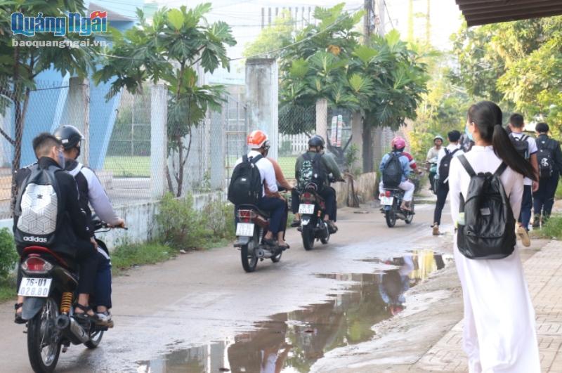 Tình trạng học sinh đi xe máy đến trường khá phổ biến.