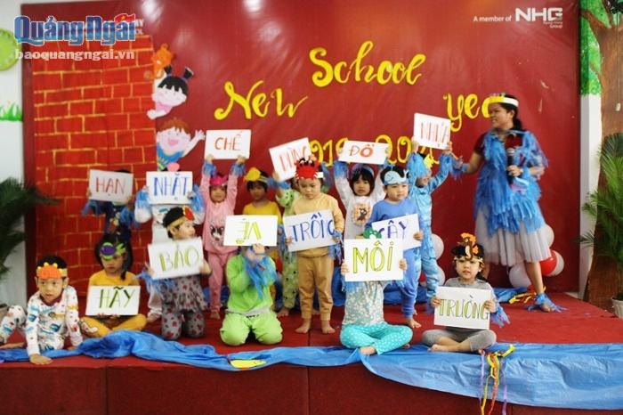 Lời kêu gọi đáng yêu của các bạn nhỏ SGA Nguyễn Thái Bình trong buổi trình diễn thời trang tái chế nhân ngày khai giảng.