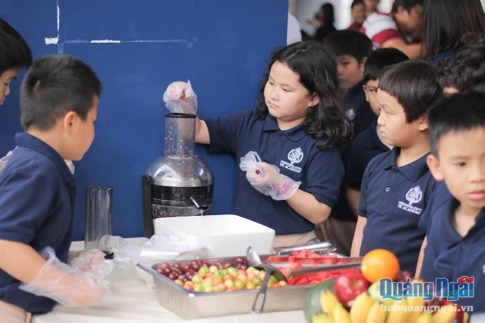 Học sinh UKA Bình Thạnh tự pha chế nước hoa quả, nâng cao tinh thần sống xanh theo chủ đề “Eat healthy, drink healthy, live happy”.