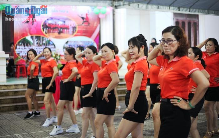 CLB thể dục đường phố phường Nghĩa Lộ biểu diễn tại chương trình sinh nhật.