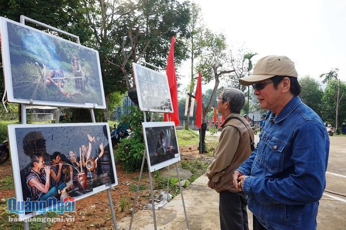Cũng nhân dịp này, Trung tâm TTVH&TT huyện Ba Tơ đã tổ chức triển lãm ảnh nghệ thuật, trưng bày khoảng 30 bức nổi tiếng thể hiện sinh động về cuộc sống, các giá trị văn hóa đặc sắc của người dân làng Teng.