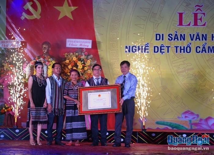 Giám đốc Sở VHTT&DL tỉnh Nguyễn Minh Trí trao bằng công nhận cho huyện Ba Tơ.
