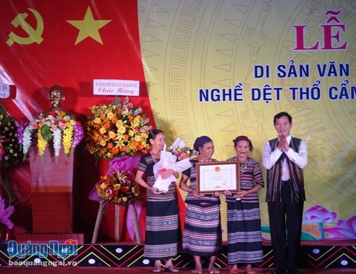 Thừa ủy quyền của UBND tỉnh, Bí thư huyện ủy Ba Tơ trao bằng khen của UBND tỉnh cho tập thể đội nghệ nhân dệt thổ cẩm Làng Teng.