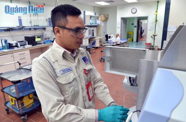   Kỹ sư Võ Tấn Phương đang thí nghiệm tại Phòng thí nghiệm BSR.