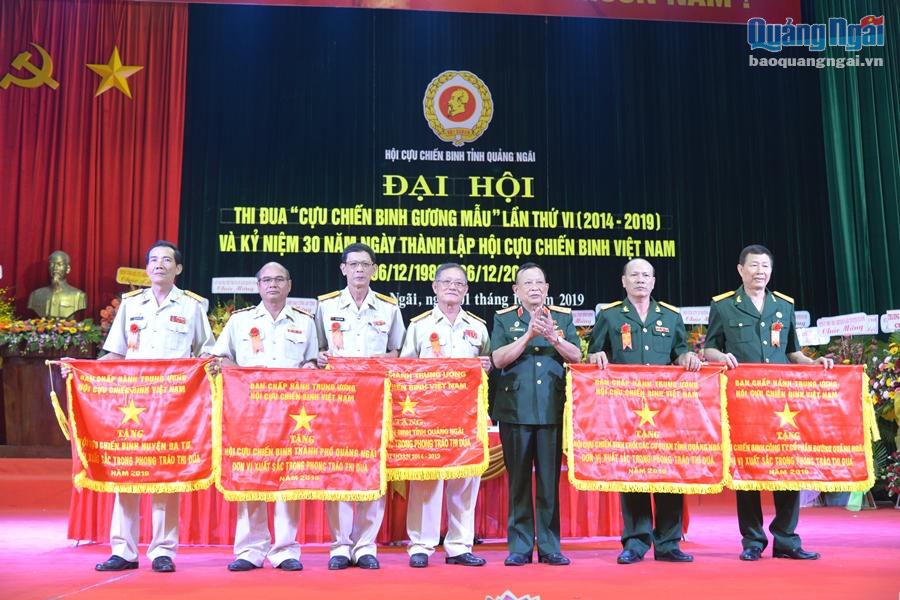 Hội Cựu chiến binh Việt Nam tặng cờ thi đua cho Hội Cựu chiến binh tỉnh và 4 đơn vị của Hội