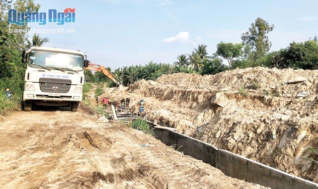  Nhiều tuyến kênh lớn trên địa bàn huyện Tư Nghĩa vừa khởi công, dù mưa bão đang đến gần.