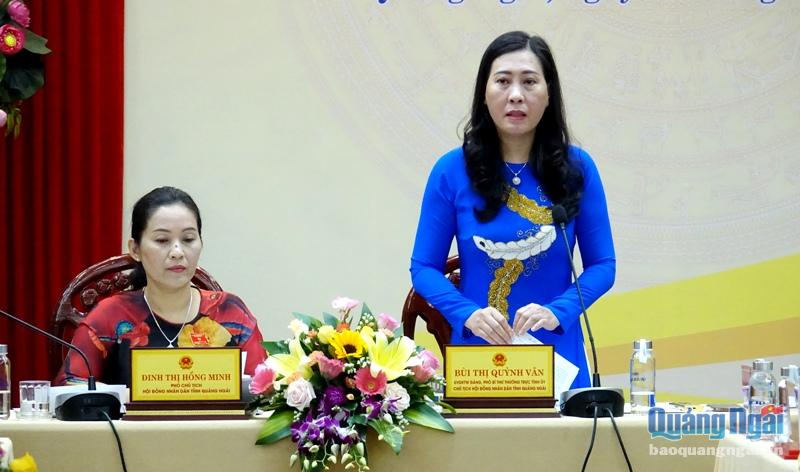 Phó Bí thư Thường trực Tỉnh ủy, Chủ tịch HĐND tỉnh Bùi Thị Quỳnh Vân phát biểu tại phiên họp