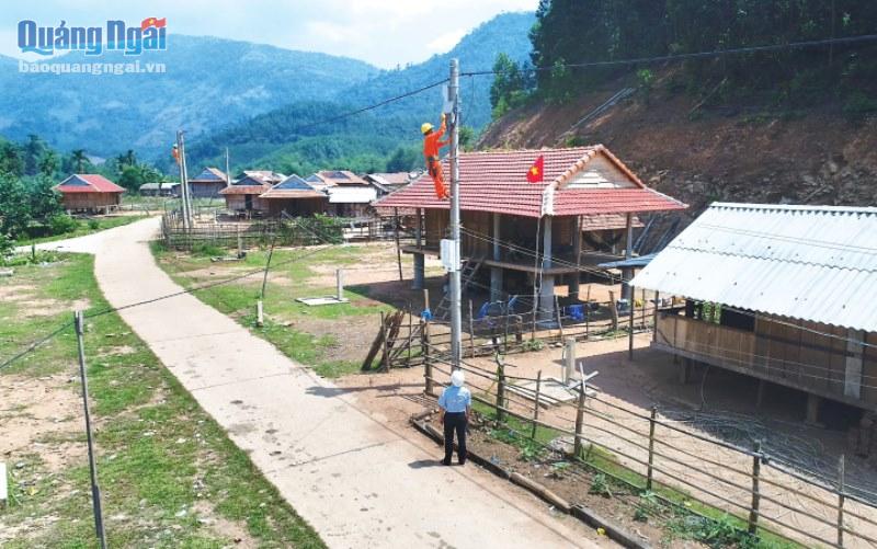 Hạ tầng điện, đường được quan tâm đầu tư ở làng Mô Níc, xã Sơn Kỳ (Sơn Hà). 	