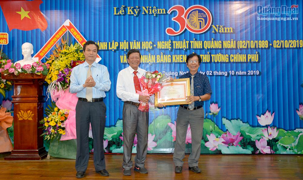 Phó Chủ tịch UBND tỉnh Đặng Ngọc Dũng trao Bằng khen của Thủ tướng Chính phủ cho Hội VH-NT tỉnh