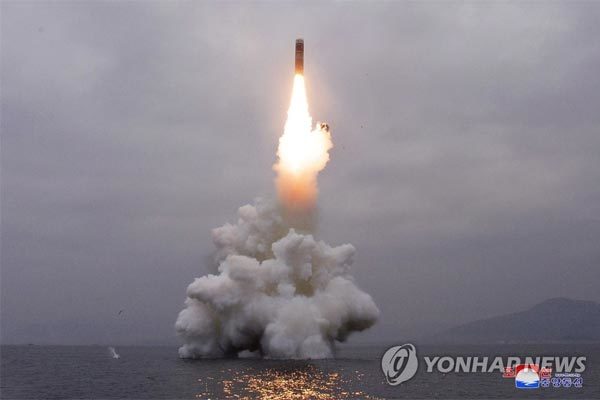 Ảnh do KCNA công bố về vụ phóng thử tên lửa Pukguksong-3 từ tàu ngầm theo chế độ thẳng đứng ngày 2/10.