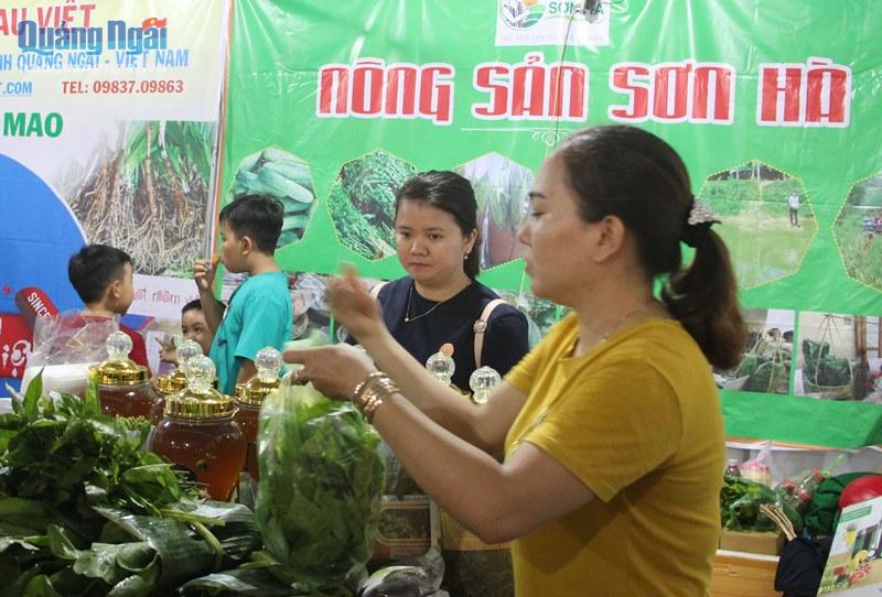 Nông sản huyện Sơn Hà tham gia “Phiên chợ hàng Việt” - năm 2019.