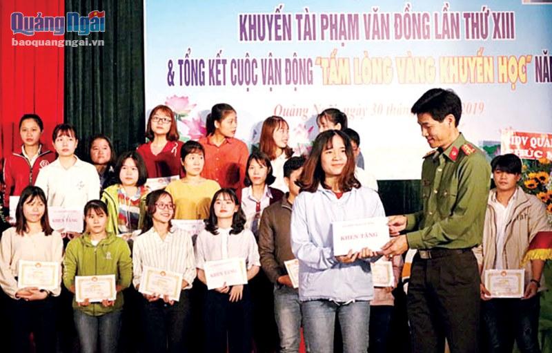 Trao học bổng khuyến tài Phạm Văn Đồng cho sinh viên giỏi 3 năm liền. Ảnh: TL
