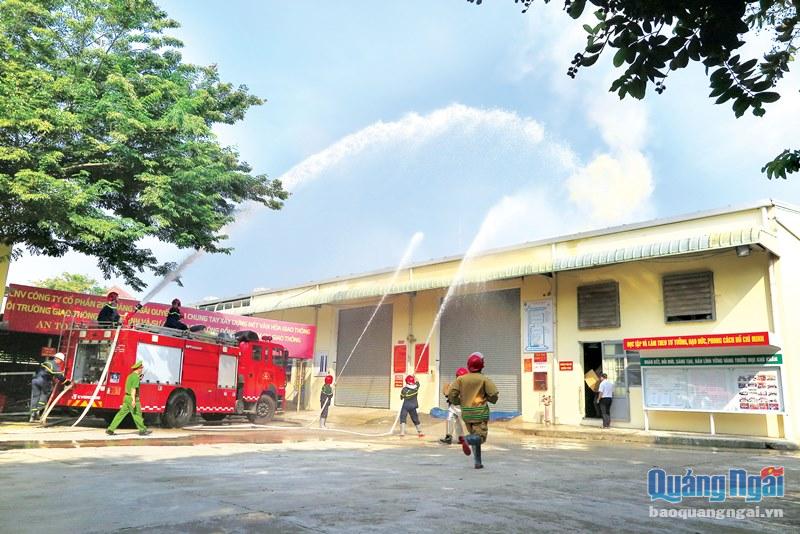 Lực lượng dân phòng phường Trần Hưng Đạo (TP.Quảng Ngãi) tham gia thực tập phương án chữa cháy.