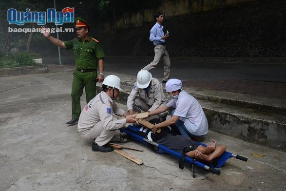 Lực lượng y tế có mặt kịp thời để sơ cấp cứu nạn nhân