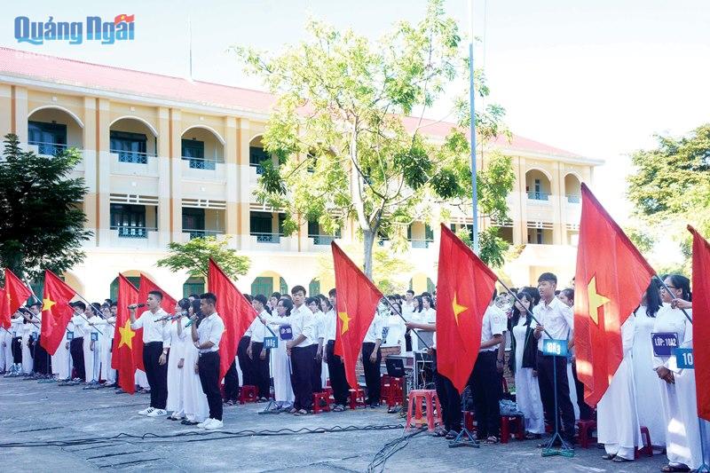 Nghi thức chào cờ tại Trường THPT Lê Trung Đình (TP.Quảng Ngãi). Ảnh: KN.