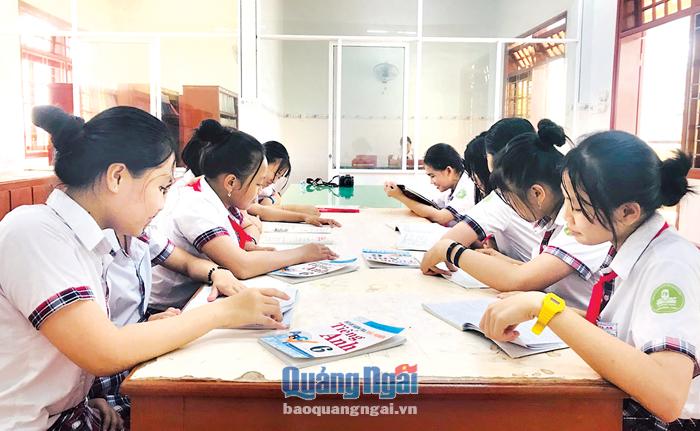 Học sinh Trường THCS Nghĩa An (TP.Quảng Ngãi) đọc sách tại thư viện của trường.