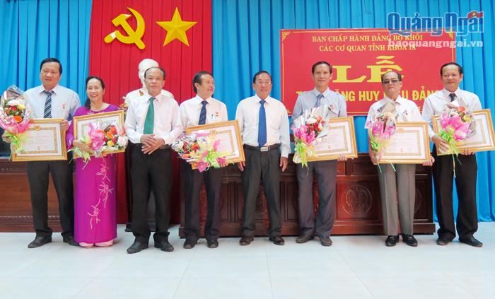  Lãnh đạo Đảng ủy Khối các cơ quan tỉnh trao Huy hiệu 30 năm tuổi Đảng cho các đảng viên.