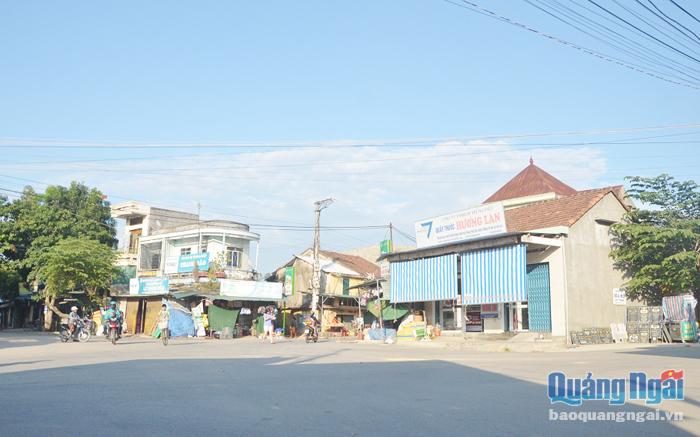 Nút giao thông ngã năm Chợ Đình, ở thôn Bình Bắc, xã Tịnh Bình (Sơn Tịnh) thuộc trục đường chính đi các xã.
