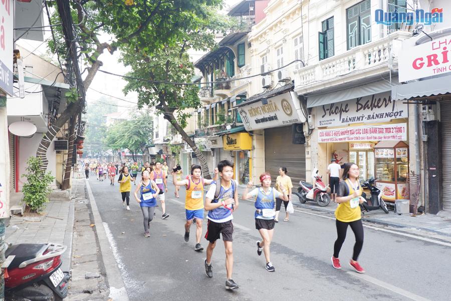 Cuộc chạy việt dã hưởng ứng “Thành phố Vì hòa bình” thu hút đông đảo học sinh, sinh viên và người nước ngoài đang công tác ở Hà Nội. 