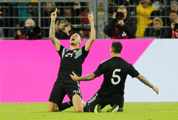 Niềm vui của các cầu thủ Argentina sau khi Lucas Ocampos ghi bàn gỡ hòa 2-2 - Ảnh: REUTERS