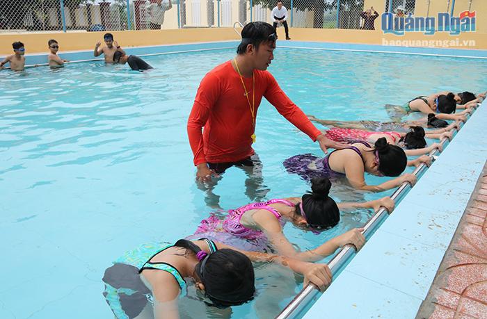 Sau nghi lễ cắt băng khánh thành và tham quan hồ bơi, các em học sinh trường Tiểu học Bình Mỹ đã có buổi học bơi đầu tiên.