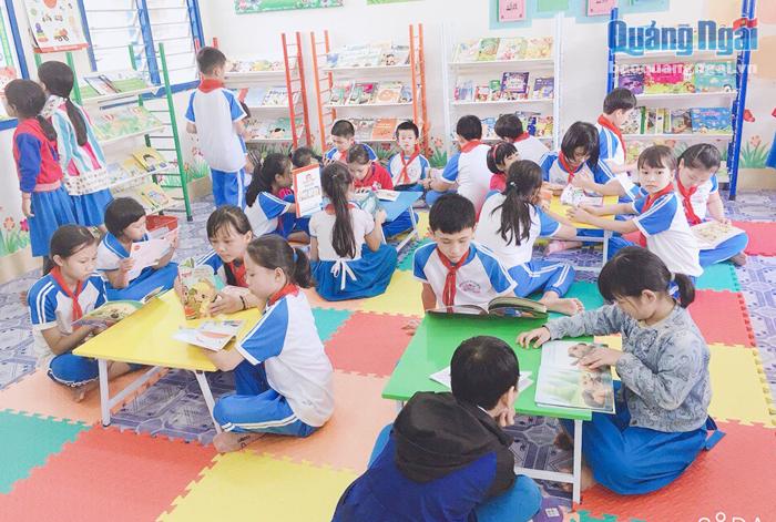 Học sinh Trường Tiểu học Tịnh Hà (Sơn Tịnh) thích thú với mô hình thư viện thân thiện.