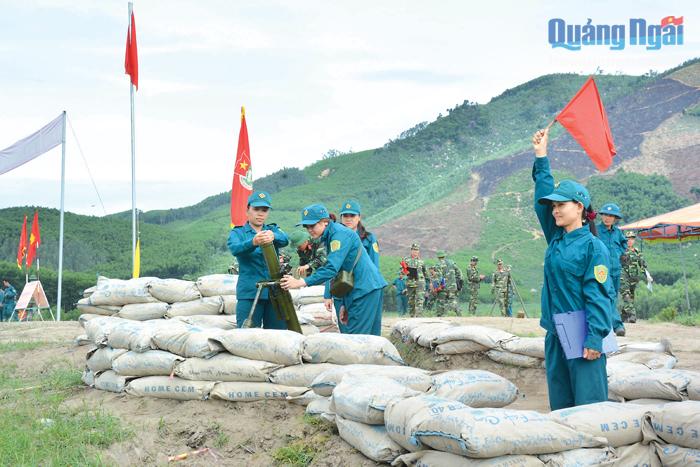 Lực lượng dân quân huyện Nghĩa Hành tham gia diễn tập thực binh.