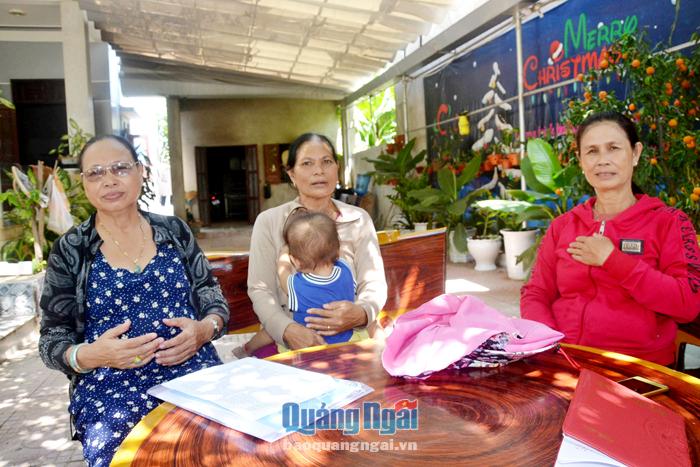 Bà Phan Thị Thanh Hà (bìa trái) cùng chị em phụ nữ thôn Tây Hy 2, xã Bình Đông (Bình Sơn) gặp gỡ, trao đổi để thực hiện các phong trào.