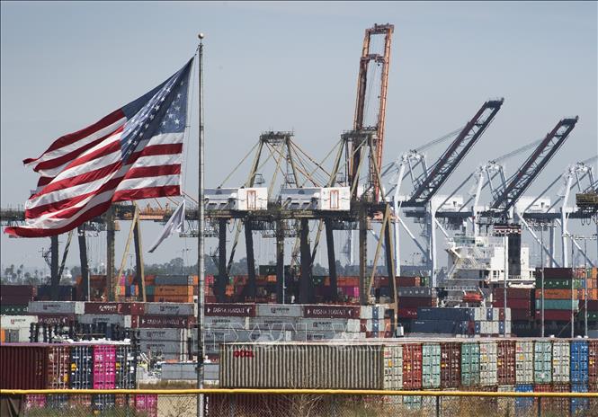 Hàng hóa từ Trung Quốc và các nước châu Á khác chờ bốc dỡ tại Cảng Los Angeles, bang California, Mỹ. Ảnh: AFP