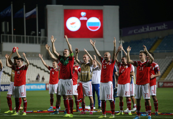 Đội tuyển Nga hướng về khán đài ăn mừng sau khi giành vé góp mặt ở VCK Euro 2020 - Ảnh: Reuters