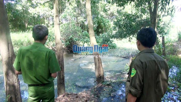Phòng Cảnh sát môi trường (Công an tỉnh) đã bắt quả tang Công ty TNHH Sản xuất và Thương mại Sinh Lộc (CCN Tịnh Ấn Tây, TP.Quảng Ngãi) xả nước thải chưa qua xử lý ra môi trường.