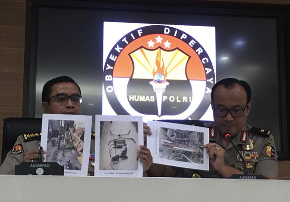 Các vũ khí, bom tự chế bị thu giữ trong các chiến dịch truy quét khủng bố của cảnh sát Indonesia - Ảnh: AFP