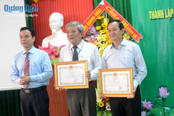 Phó Chủ tịch UBND tỉnh Đặng Ngọc Dũng trao Bằng khen của Bộ Y tế cho hai cá nhân có nhiều thành tích trong công tác đảm bảo ATVSTP trên địa bàn tỉnh.