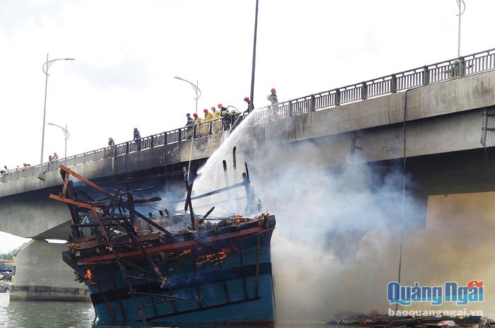 Tàu cá QNg 90972 TS của ông Trương Đình Hiệp, xã Bình Chánh (Bình Sơn) bị cháy vào ngày 21.8.2019 tại cửa biển Sa Cần.  Ảnh: KTOÀN