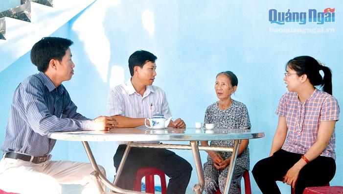 Bà Nguyễn Thị Lại, ở thôn An Hội Bắc 2, xã Nghĩa Kỳ (Tư Nghĩa), trò chuyện cùng cán bộ mặt trận địa phương trong ngôi nhà mới.Cần sự chung tay của toàn xã hội