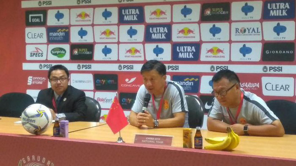 HLV U19 Trung Quốc Yaodong Cheng trong buổi họp báo sau trận - Ảnh: DETIK