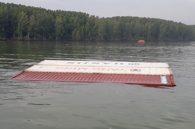  Các container bị rơi khỏi tàu, trôi dập dềnh trên sông