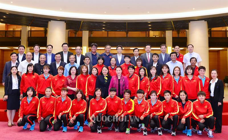 Chủ tịch Quốc hội Nguyễn Thị Kim Ngân, các đồng chí lãnh đạo và thành viên Đội tuyển Bóng đá nữ Việt Nam.