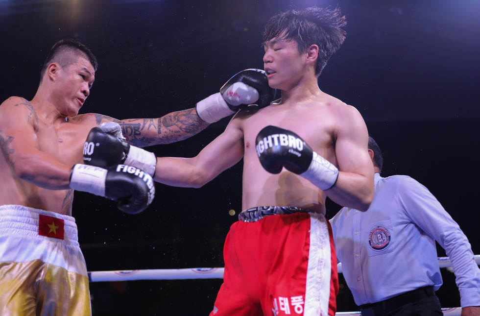 Tối 19-10, võ sĩ Trương Đình Hoàng (quần vàng) đã có trận so găng với Lee Gyu Huyn tại sự kiện Victory 8: Huyền thoại Hoàn Kiếm - Ảnh: VIỆT DŨNG