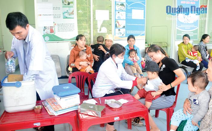 Trẻ em xã Sơn Tân (Sơn Tây) được tiêm vắcxin phòng các bệnh ho gà, bạch hầu, uống ván...