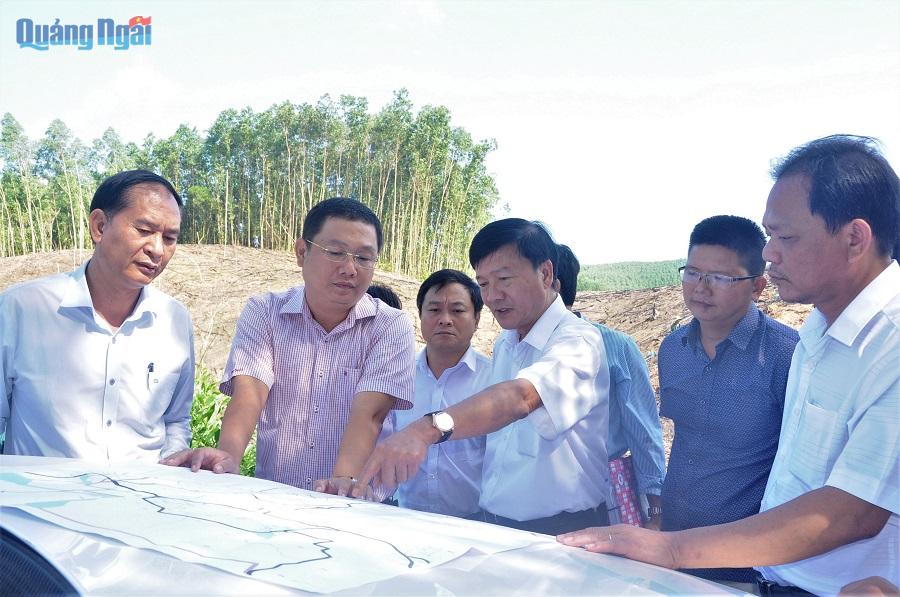 Chủ tịch UBND tỉnh kiểm tra thực tế điểm dự xây bãi chôn lấp rác tập trung tại xã Tịnh Đông