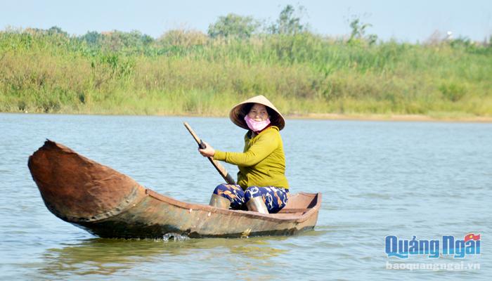 Hằng ngày, để sang Gò Bành sản xuất nông nghiệp, người dân phải bơi ghe gần 20 phút.